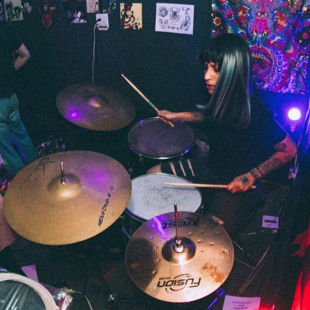 Tocando bateria na banda Turmallina